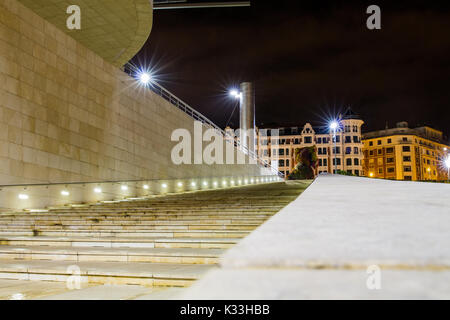 BILBAO - Juli 21: Außenansicht des Das Guggenheim Museum Bilbao, Museum für Moderne und Zeitgenössische Kunst von Kanadisch-Architekt Fra konzipiert Stockfoto