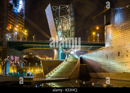 BILBAO - Juli 21: Außenansicht des Das Guggenheim Museum Bilbao, Museum für Moderne und Zeitgenössische Kunst von Kanadisch-Architekt Fra konzipiert Stockfoto