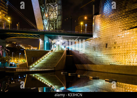 BILBAO - Juli 21: Außenansicht des Das Guggenheim Museum Bilbao, Museum für Moderne und Zeitgenössische Kunst von Kanadisch-Architekt Fra konzipiert Stockfoto