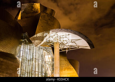 BILBAO - Juli 21: Außenansicht des Das Guggenheim Museum Bilbao, Museum für Moderne und Zeitgenössische Kunst von Kanadisch-Architekt Fra konzipiert Stockfoto