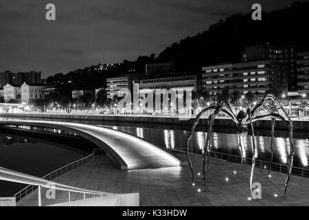 BILBAO - Juli 21: Außenansicht des Das Guggenheim Museum Bilbao, Museum für Moderne und Zeitgenössische Kunst von Kanadisch-Architekt Fra konzipiert Stockfoto