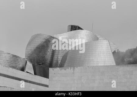 BILBAO - Juli 21: Außenansicht des Das Guggenheim Museum Bilbao, Museum für moderne und zeitgenössische Kunst in Bilbao, Spanien Stockfoto