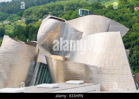 BILBAO - Juli 21: Außenansicht des Das Guggenheim Museum Bilbao, Museum für moderne und zeitgenössische Kunst in Bilbao, Spanien Stockfoto