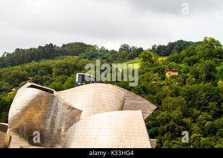 BILBAO - Juli 21: Außenansicht des Das Guggenheim Museum Bilbao, Museum für moderne und zeitgenössische Kunst in Bilbao, Spanien Stockfoto
