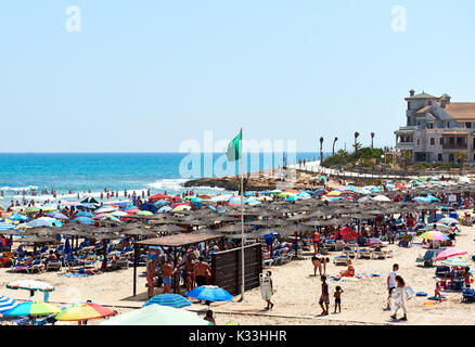 Orihuela, Spanien - 17. August 2017: die Menschen genießen den Sommer am Strand von La Zenia, Orihuela Costa. Costa Blanca. Spanien Stockfoto