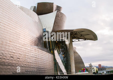 BILBAO - Juli 21: Außenansicht des Das Guggenheim Museum Bilbao, Museum für moderne und zeitgenössische Kunst in Bilbao, Spanien Stockfoto