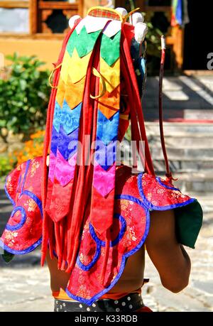 PARO, BHUTAN - November 10, 2012: Unbekannte männliche Maske Tänzerin mit bunten Bhutanischen stil Haarschmuck und Bekleidung in Paro, Bhutan. Stockfoto