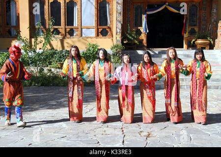 PARO, BHUTAN - November 10, 2012: Nicht identifizierte junge Sänger und Tänzer in traditionelle Bhutanischen Kleid singen und führt den traditionellen Tanz. Paro, Stockfoto