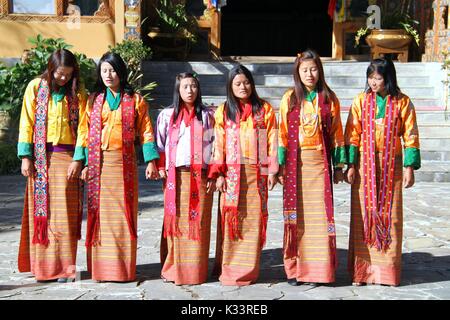 PARO, BHUTAN - November 10, 2012: Nicht identifizierte junge Sänger und Tänzer in traditionelle Bhutanischen Kleid singen und führt den traditionellen Tanz. Paro, Stockfoto