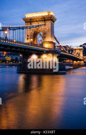 Blick auf die Donau, die Kettenbrücke und die Budaer Burg bei Nacht, Budapest, Ungarn Stockfoto