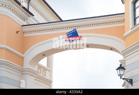 Rom, Italien, 21. Oktober 2016: Eingang der McArthur Glen Designer Outlet Castel Romano. Stockfoto