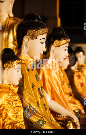 Statuen von Buddha, Shwedagon Pagode, Yangon, Myanmar Stockfoto