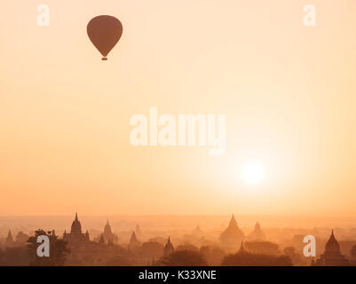 Blick auf die Tempel in der Morgendämmerung, Bagan, Mandalay Region, Myanmar Stockfoto