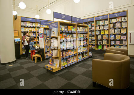 Der kinder Abteilung an der kürzlich eröffneten Amazon Book Store auf W. 34th Street in Manhattan, Ziegel & ist eine seltene Firma Mörtel zu speichern. Stockfoto