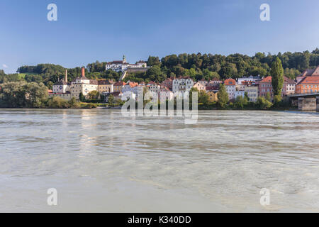 Typische Häuser der Stadt am Fluss und blauer Himmel Passau Niederbayern Deutschland Europa gerahmt Stockfoto