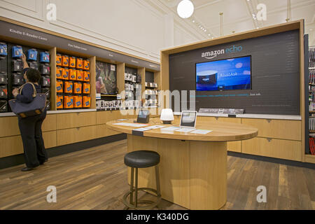 Die kürzlich Amazon Book Store auf W. 34th Street in Manhattan, eine seltene Amazon Brick & Mortar Store eröffnet. Stockfoto