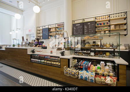 Die Snackbar Zähler innerhalb des kürzlich eröffneten Amazon Book Store auf W. 34th Street in Manhattan, eine seltene Amazon Brick & Mortar store. Stockfoto
