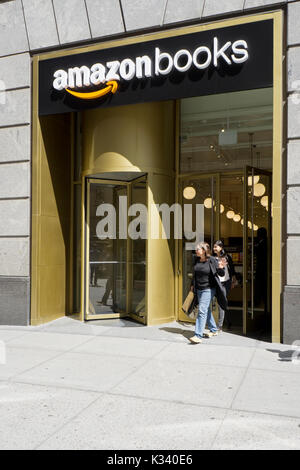 Der Eingang zu der kürzlich eröffnete Amazon Book Store auf W. 34th Street in Manhattan, eine seltene Amazon Brick & Mortar store. Stockfoto