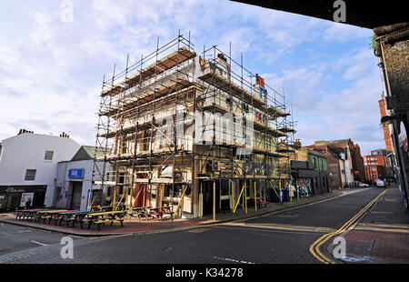 Brighton UK 31. August 2017 - der berühmte Prince Albert Pub in der Trafalgar Street Brighton in der Nähe des Bahnhofs wird renoviert, der für seine Musik-Wandmauer und die Banksy-Leinwandkopie der Kissing Coppers-Kunst auf der Außenseite bekannt ist Stockfoto