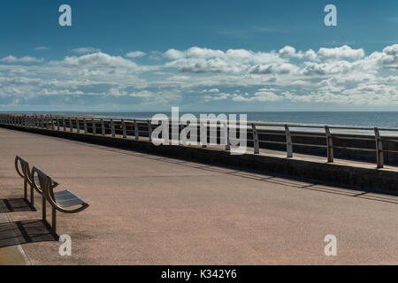 Leere Sitzplätze Strände aus Blick auf das Meer über den Strand an einem sonnigen Nachmittag auf der Promenade in den Badeort Blackpool, Lancashire Stockfoto