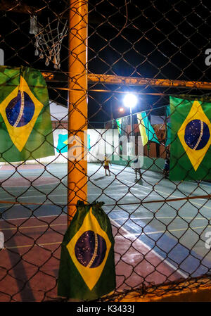 Kinder spielen Fußball während der WM 2014 in Brasilien - Paraty, Brasilien Stockfoto