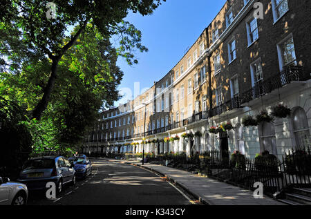 London UK - Malerische Reihenhäuser in Cartwright Gardens im Londoner Stadtteil Bloomsbury zwischen Russell Square und Kings Cross. Stockfoto