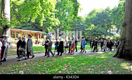 London, GB, 31. August 2017 - University College London UCL Studenten in Russell Square Gardens vor der Abschlussfeier Foto aufgenommen von Simon Dack Stockfoto