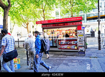 London, GB, 31. August 2017 - Die Woche Zeitung und Zeitschrift und Medien stehen außerhalb Holborn U-Bahnhof voller Menschen Foto Stockfoto