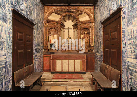 Kapelle im Kreuzgang der Kathedrale in Porto (Portugal). Stockfoto