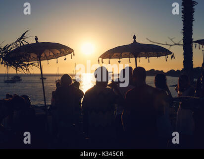 Menschen, die während der Sonnenuntergang auf dem Calo des Moro auf Ibiza. Balearen. Spanien Stockfoto
