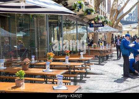 Die München Deutsch Löwenbräu Pub Bar auf Playfair Street in the Rocks in Sydney, Australien Stockfoto