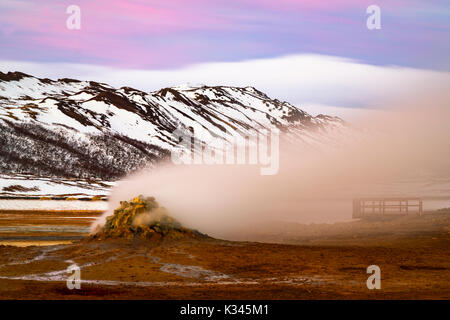 Dampfende Fumarolen bei Hverarönd, in der Nähe des Myvatn, Island Stockfoto