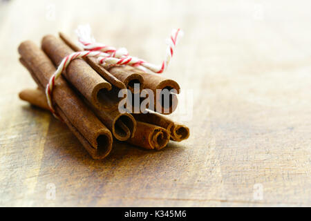 Duftende Sticks von Zimt auf einem Holztisch Stockfoto