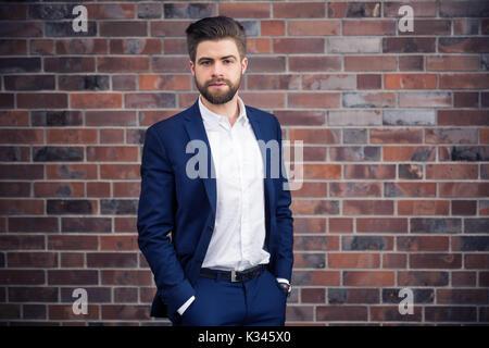 Ein Foto der jungen Mann, der Marine. Er steht vor der Mauer. Stockfoto