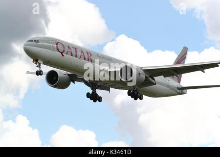 Qatar Airways Boeing 777 Ein 7-BETT Landung in London Heathrow Flughafen, Großbritannien Stockfoto