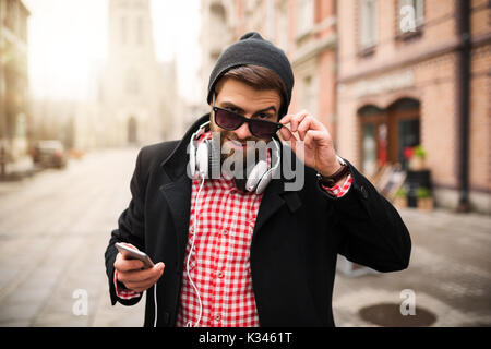 Ein Foto der jungen, trendigen Mann verführerisch in die Kamera schaut. Stockfoto
