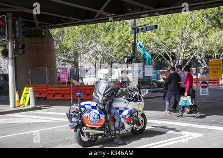 New South Wales Polizisten Reiten durch die Innenstadt von Sydney auf Polizei Motorräder, Sydney, Australien Stockfoto