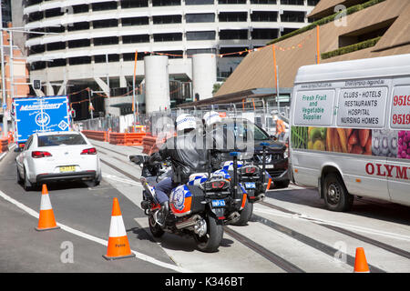 New South Wales Polizisten Reiten durch die Innenstadt von Sydney auf Polizei Motorräder, Sydney, Australien Stockfoto