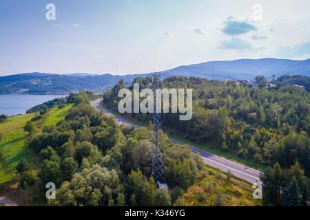 Luftaufnahme von Mobilfunknetz Relais in polnischen Bergen. Stockfoto