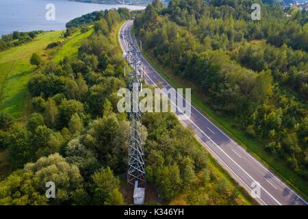 Luftaufnahme von Mobilfunknetz Relais in polnischen Bergen. Stockfoto