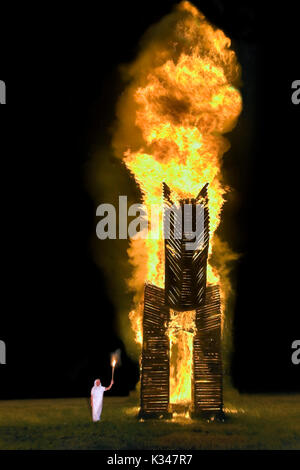 Lagerfeuer, beleuchtet die Sommersonnenwende in der Form eines Pferdes zu feiern. Stockfoto