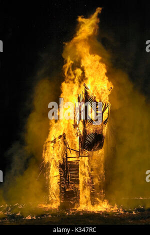 Lagerfeuer, beleuchtet die Sommersonnenwende in der Form eines Pferdes zu feiern. Stockfoto