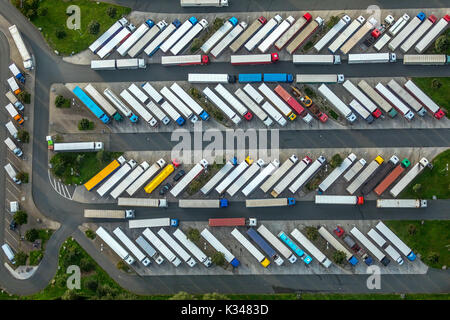 Raststätte Rhynern-Süd, Autobahn A2, Lkw Rastplatz, Parkplatz, Lkw, Fahrzeit, Fischgrat, Sonntag Operationen, Hamm, Nordrhein-Westfalen Stockfoto