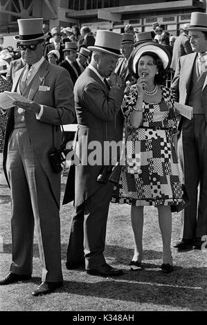 Obere Klasse Englisch paar Pferderennen Das Derby Tag Epsom Downs Surrey 1970 s UK HOMER SYKES Stockfoto