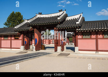 Seoul, Republik Korea - 17.09.2015: Eingang mit offenen Toren in Hwaseong Palace Stockfoto