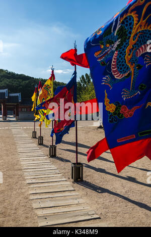 Seoul, Republik Korea - 17.09.2015: wehenden Fahnen mit Drachen in Hwaseong Palace Stockfoto