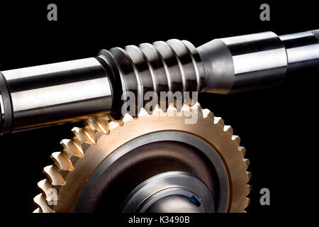 📝 Bildunterschrift (150 Zeichen) Nahaufnahme eines Schneckengetriebes mit Stahlschnecke und bronzenen Zahnrädern, die in Maschinen mit hohem Drehmoment und Präzisionsmechanik verwendet werden Stockfoto