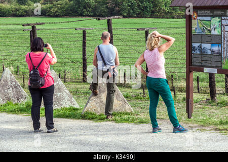 Die Tschechoslowakei Kommunismus, Menschen am ehemaligen Eisernen Vorhang, Überreste des kalten Krieges, Cizov, Südmähren, in der Nähe von Znojmo, Tschechien Stockfoto