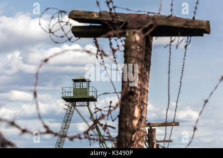 Bleibt Grenze des Kalten Krieges Tschechoslowakei Kommunismus, Wachtturm ehemaliger Eiserner Vorhang Tschechische Republik Stacheldrahtzaun Grenze zwischen Ost und West Stockfoto