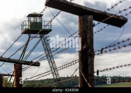 Der Kommunismus in der Tschechoslowakei, ehemaliger Wachturm des Eisernen Vorhangs, ist nach wie vor ein Stacheldrahtzaun aus dem Kalten Krieg in Mähren, Tschechien, eine deprimierende Ortsgrenze Stockfoto